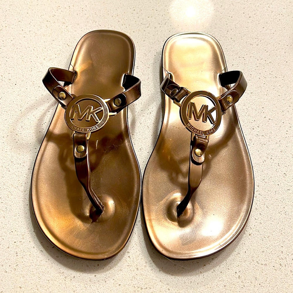 Michael Kors jelly flip flops | Bronze gold